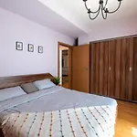 Business And Travel Lounge With Private Parking
