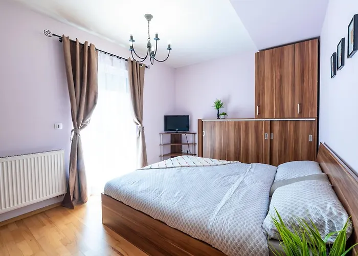 Business And Travel Lounge With Private Parking